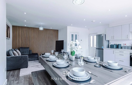 Cradley House | 20% Off | Modern 4BR | Sleeps 8 | Parking