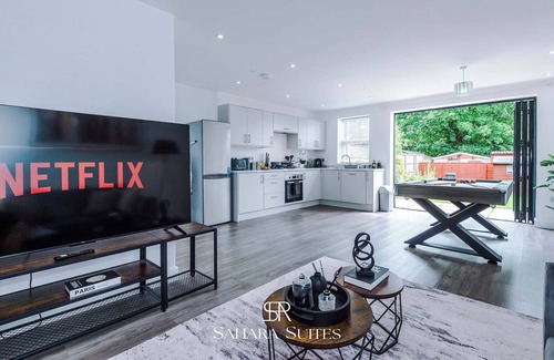 Cradley House | 20% Off | Modern 4BR | Sleeps 8 | Parking