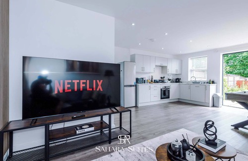 Cradley House | 20% Off | Modern 4BR | Sleeps 8 | Parking