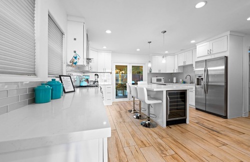 Pierpont Bay House | 20% Off Sept! RoofTop Deck, Steps To Sand, Hot Tub