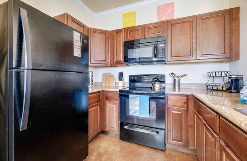 Selma House | 20% OFF Updated 3BR 2.5BTH Townhome - Pet-friendly - Fast WiFi-Driveaway Parking