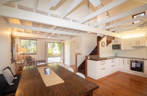 Point Lookout House | 20 Yarrong Rd is a very large house split over three levels