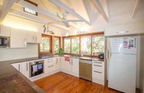 Point Lookout House | 20 Yarrong Rd is a very large house split over three levels