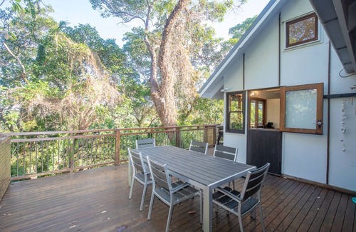 Point Lookout House | 20 Yarrong Rd is a very large house split over three levels