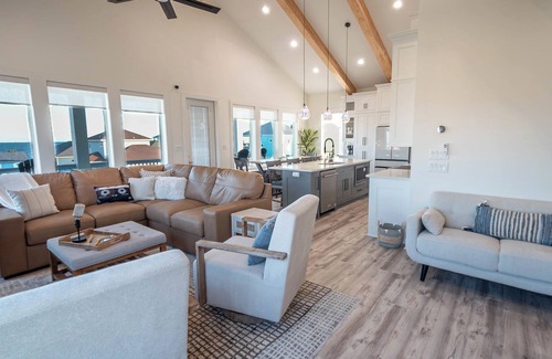 Crystal Beach House | 200 Steps to Beach.6BR sleeps 21 w/Karaoke, Outdoor Bar, Games, Decks & Views