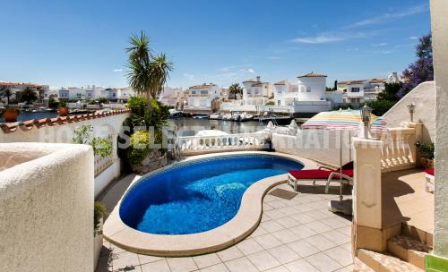 Empuriabrava Villa | 2009 Casa San Maurici con piscina by homeselectspain