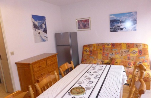 Les Contamines-Montjoie Apartment | 200m from ski slopes, 2nd floor, balcony, parking, tv, ski locker, 28m², Les Contamines-Montjoie