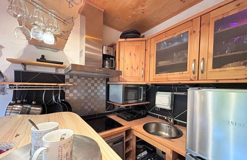 Meribel Centre Apartment | 200m from ski slopes, Ground floor, terrace, tv, ski locker, 25m², Méribel