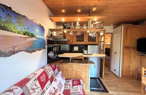 Meribel Centre Apartment | 200m from ski slopes, Ground floor, terrace, tv, ski locker, 25m², Méribel