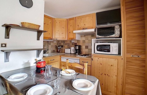 Les Bruyeres Apartment | 200m from ski slopes, 2nd floor, tv, ski locker, 23m², Les Menuires