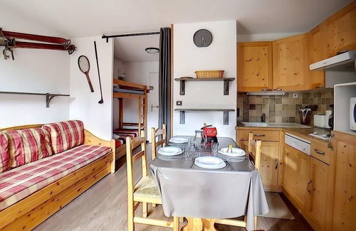 Les Bruyeres Apartment | 200m from ski slopes, 2nd floor, tv, ski locker, 23m², Les Menuires