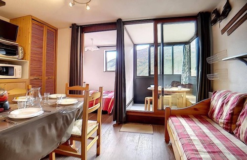 Les Bruyeres Apartment | 200m from ski slopes, 2nd floor, tv, ski locker, 23m², Les Menuires