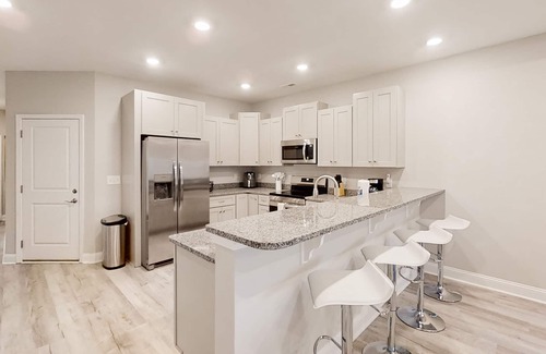 Myrtle Beach House | 2023 duplex with screened patio - dog-friendly - near golf/beach