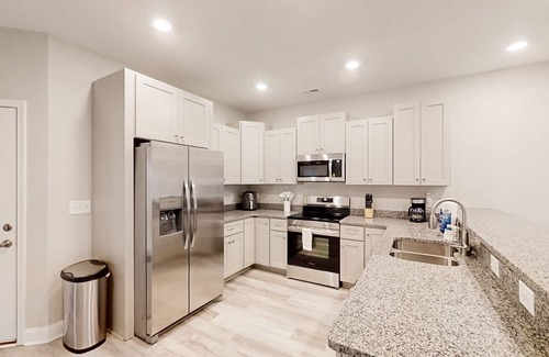 Myrtle Beach House | 2023 duplex with screened patio - dog-friendly - near golf/beach