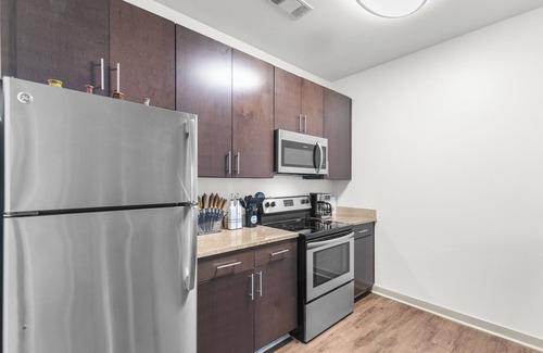 Central City Apartment | 206 Beautiful 2BR Apt w/POOL & GYM & Free Parking