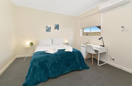 Carlton South House | 206DR2 & 3 - Large Rooms in Carlton 2BR Apt! AC, Smart TV, Pkg!