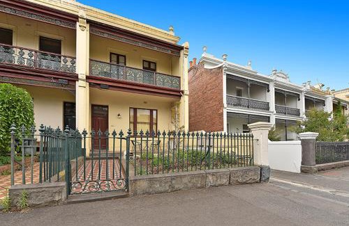 Carlton South House | 206DR2 & 3 - Large Rooms in Carlton 2BR Apt! AC, Smart TV, Pkg!