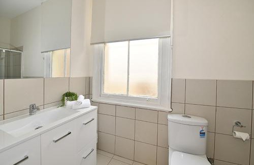 Carlton South House | 206DR2 & 3 - Large Rooms in Carlton 2BR Apt! AC, Smart TV, Pkg!