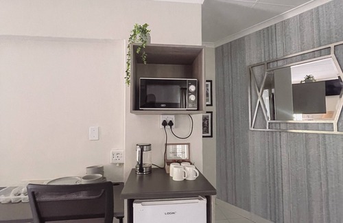 Greater Johannesburg Metropolitan Area Cabin | 207 Main Ave