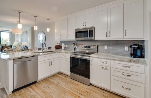 Isle of Palms Apartment | 208 B Shipwatch by AvantStay | Ocean Views | Close to Beach | Community Pool!