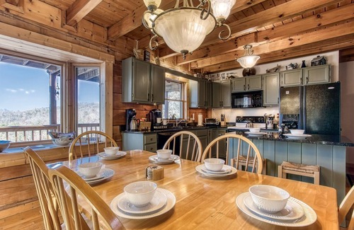 Gatlinburg - Pigeon Forge Cabin | 20min to Gatlinburg! MTN Views! Hot Tub + Arcade + Golf Course + Shuffleboard!