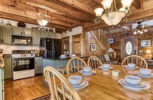 Gatlinburg - Pigeon Forge Cabin | 20min to Gatlinburg! MTN Views! Hot Tub + Arcade + Golf Course + Shuffleboard!