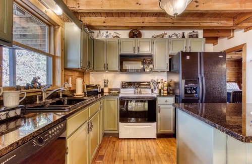 Gatlinburg - Pigeon Forge Cabin | 20min to Gatlinburg! MTN Views! Hot Tub + Arcade + Golf Course + Shuffleboard!