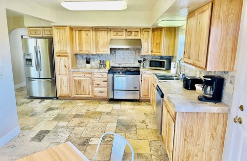 Sparks House | 21 Minutes to Tesla & USA Parkway/Pet OK/Sleeps20