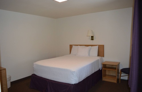 Columbia Falls Hotel | #21 TWO QUEEN BEDS with WiFi and AC in welcoming Columbia Falls 20 mi to GNP