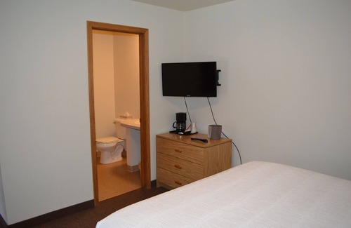 Columbia Falls Hotel | #21 TWO QUEEN BEDS with WiFi and AC in welcoming Columbia Falls 20 mi to GNP