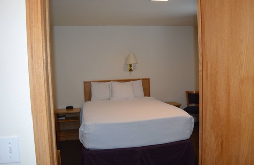Columbia Falls Hotel | #21 TWO QUEEN BEDS with WiFi and AC in welcoming Columbia Falls 20 mi to GNP
