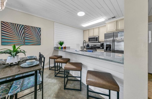 Miramar Beach Condo | 21 | Walk to Pompano Joes in 2 minutes + Pool + Beach Cart!