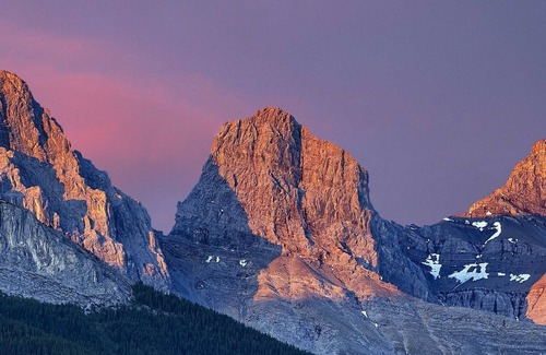 Canmore Apartment | 218s Sleeps 2 Comfortably-Free Parking & Coffee,Gym,AC,Central