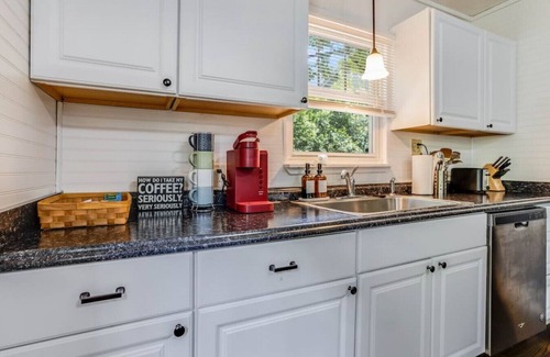 Villa Heights House | 22) Great Area & Super Walkable!