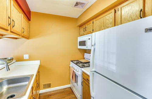 Sterling Heights Condo | 22 Mi to Detroit: Sterling Heights Condo