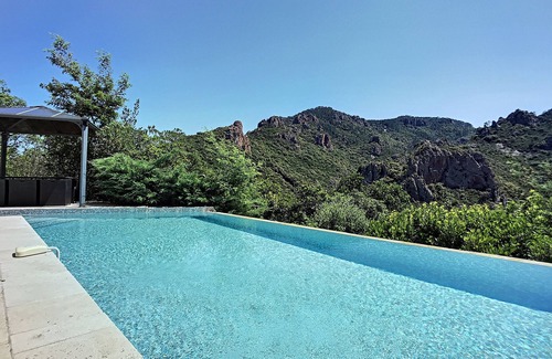 St. Jean de l’Esterel Villa | 220 m² villa with 4 suites, 4 bathrooms and stunning views of the Esterel