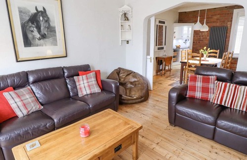Grantham House | 23 BRIDGE END ROAD, pet friendly, with open fire in Grantham