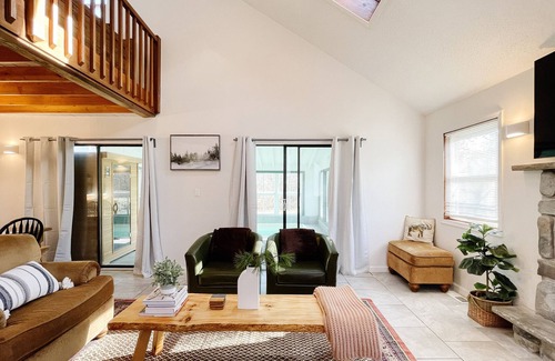 Long Pond Cabin | 2400 sqft Modern Cabin Slp 12 heated indoor Pool & Sauna 5 min to Kalahari Ski