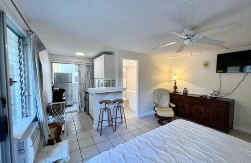 Waikiki Apartment | 2463 Kuhio Ave #303