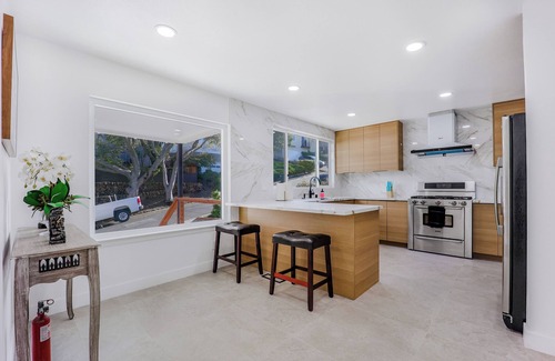 South San Mateo Apartment | 246A- Modern 3B2B w/Deck & View by Hillsdale Mall