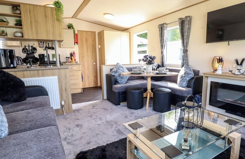 Tattershall Cottage | 25 KINGFISHER COURT, pet friendly, with hot tub in Tattershall