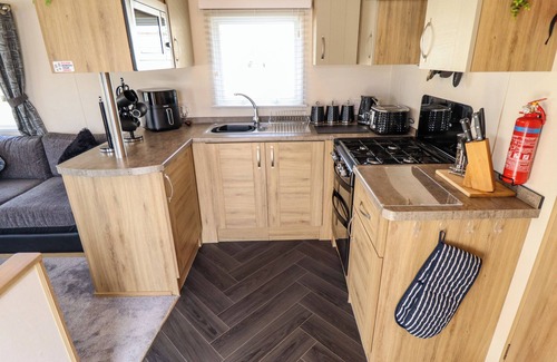 Tattershall Cottage | 25 KINGFISHER COURT, pet friendly, with hot tub in Tattershall