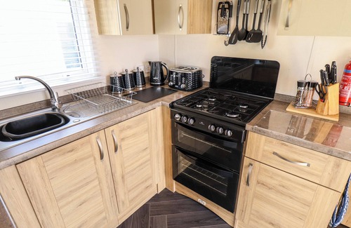 Tattershall Cottage | 25 KINGFISHER COURT, pet friendly, with hot tub in Tattershall