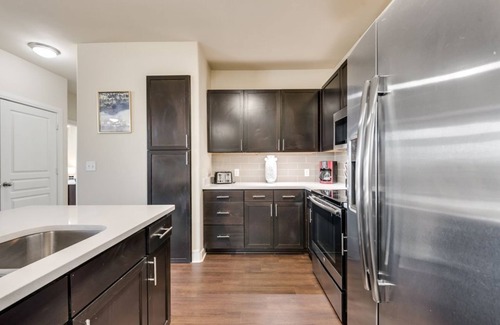 Oak Cliff Apartment | 25% OFF-3BD-Pool-Dallas-HWY30/35E-Dallas
