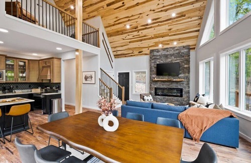 Massanutten Ski Chalet | 25% Off ~ Mountain Retreat Haven~Hot Tub~Game Room