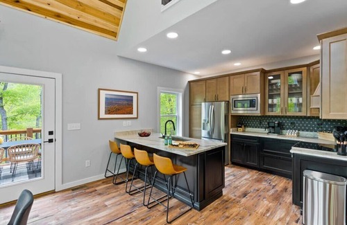 Massanutten Ski Chalet | 25% Off ~ Mountain Retreat Haven~Hot Tub~Game Room