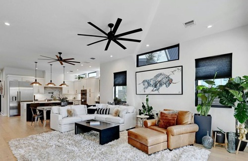 Holly Apartment | 2505 E 4th xxxxxxxxx
