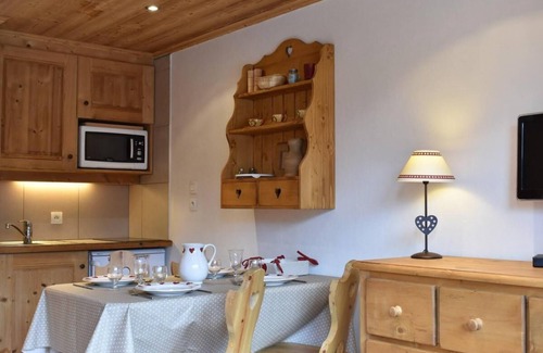 Meribel Centre Apartment | 250m from ski slopes, Ground floor, balcony, tv, ski locker, 25m², Méribel