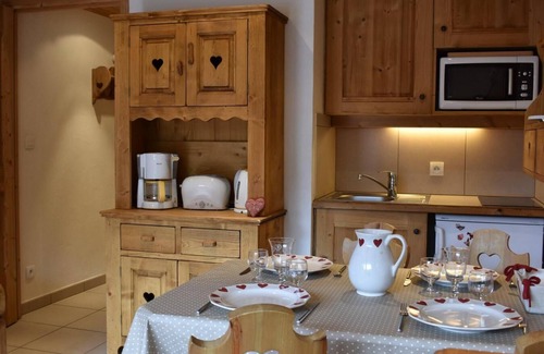 Meribel Centre Apartment | 250m from ski slopes, Ground floor, balcony, tv, ski locker, 25m², Méribel