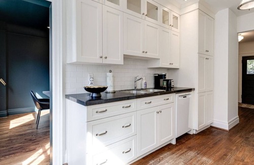 Trinity - Bellwoods House | 258 Crawford St #1 (main floor) · Chic Home near DWTN Old Toronto w/deck area & WFH